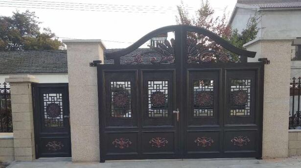 铝艺大门厂家在为乡村庭院业主安装子母门(图1) 铝艺大门厂家在为乡村庭院业主安装子母门(图1)