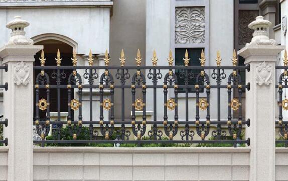 铝艺护栏厂师傅刚刚做好了别墅围墙栏杆工程(图1) 铝艺护栏厂师傅刚刚做好了别墅围墙栏杆工程(图1)