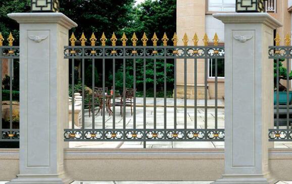 铝艺护栏厂工人给老小区改造安装院墙护栏(图1) 铝艺护栏厂工人给老小区改造安装院墙护栏(图1)