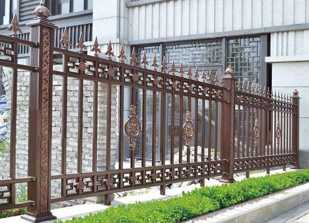 铝艺护栏型材配件在已经全部安装到位(图1) 铝艺护栏型材配件在已经全部安装到位(图1)