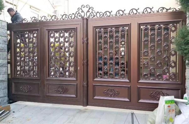 经销商已经可以独立完成铝艺大门配件安装了(图1)