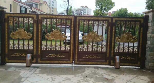 制作成的铝艺大门取代了院墙电动门(图1) 制作成的铝艺大门取代了院墙电动门(图1)