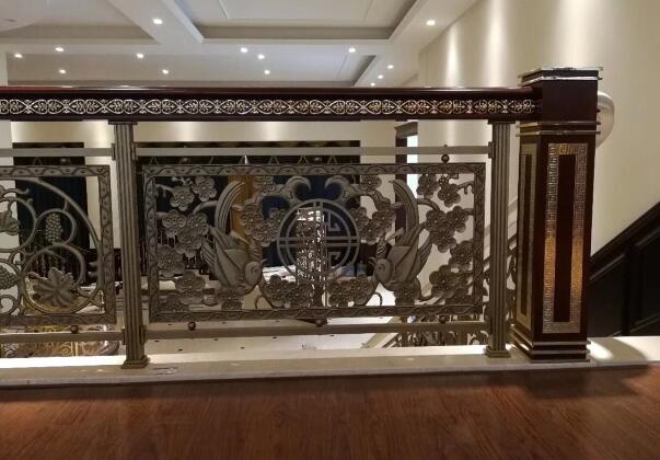 铝艺护栏厂刚刚安装好了酒店楼梯护栏(图1) 铝艺护栏厂刚刚安装好了酒店楼梯护栏(图1)