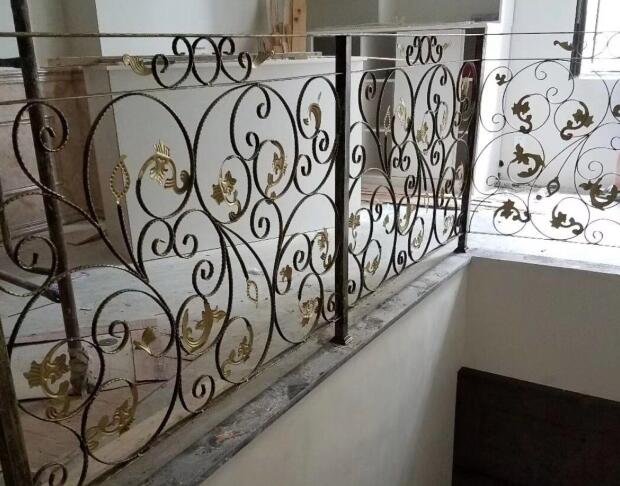 客户对我们铝艺栏杆厂制作的楼梯栏杆非常认可(图1) 客户对我们铝艺栏杆厂制作的楼梯栏杆非常认可(图1)