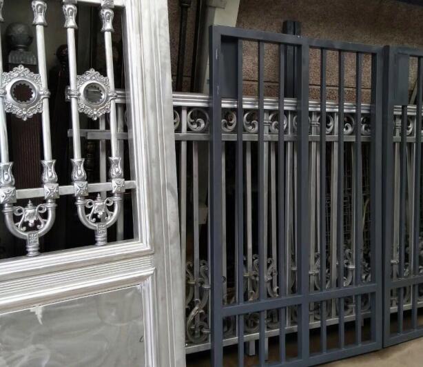 铝艺栏杆厂为张家港客户准备的别墅栏杆已经生(图1) 铝艺栏杆厂为张家港客户准备的别墅栏杆已经生(图1)