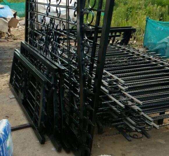 铝艺栏杆厂刚刚加工好的栏杆准备运到客户那里(图1) 铝艺栏杆厂刚刚加工好的栏杆准备运到客户那里(图1)