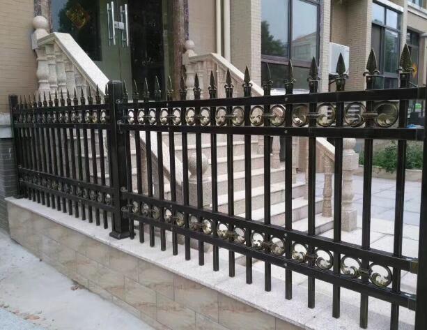 铝艺栏杆师傅刚刚做好的别墅围墙栏杆工程(图1) 铝艺栏杆师傅刚刚做好的别墅围墙栏杆工程(图1)