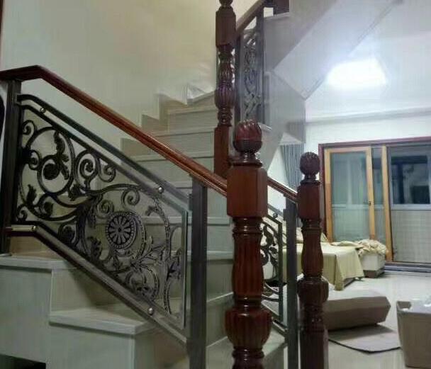 别墅业主选择了我们铝艺护栏厂的产品(图1) 别墅业主选择了我们铝艺护栏厂的产品(图1)