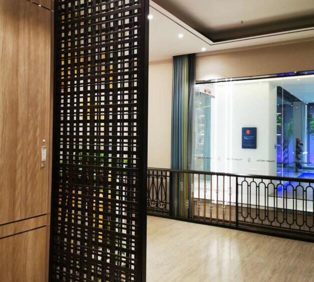 铜屏风隔断和铜栏杆是别墅装修的标配(图1) 铜屏风隔断和铜栏杆是别墅装修的标配(图1)