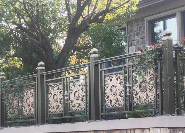 铜栏杆的颜色和配饰均可以做个性化定制(图1) 铜栏杆的颜色和配饰均可以做个性化定制(图1)