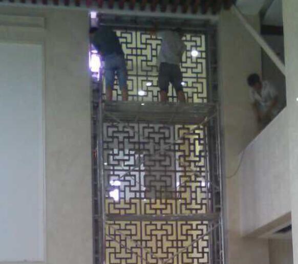 铜屏风安装人员在做高难度屏风安装(图1) 铜屏风安装人员在做高难度屏风安装(图1)