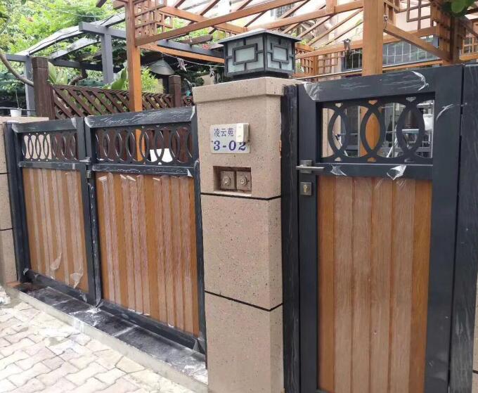 铝艺大门适合安装在独栋别墅的进门口(图1) 铝艺大门适合安装在独栋别墅的进门口(图1)