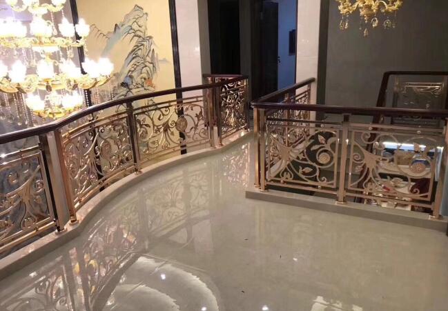 铝艺楼梯扶手在独栋别墅装修中安装比较多(图1) 铝艺楼梯扶手在独栋别墅装修中安装比较多(图1)