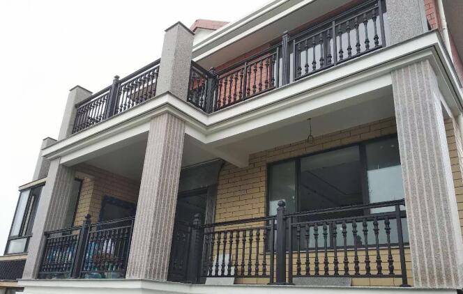 别墅铝艺护栏安装需要专业厂家进行定制生产(图1) 别墅铝艺护栏安装需要专业厂家进行定制生产(图1)